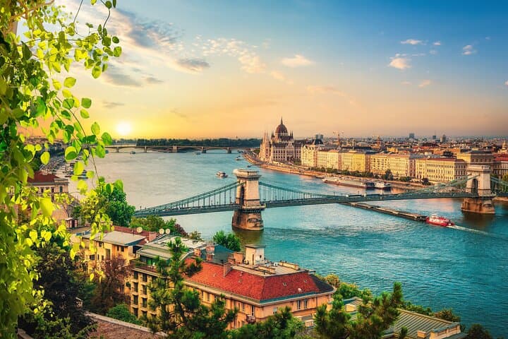 Private transfer from Prague to Budapest with 4h of Sightseeing