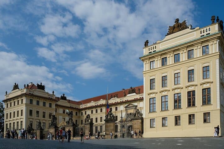 Part of the experience is a visit to Prague Castle at a glance.
