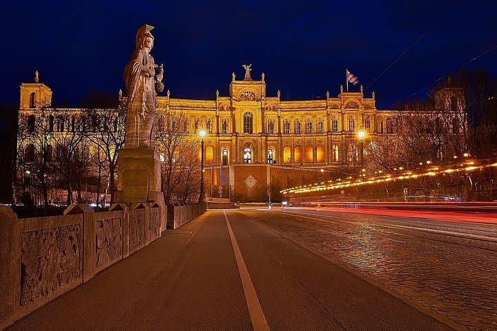 Prague to Munich Private Transfer with 2 hours of Sightseeing