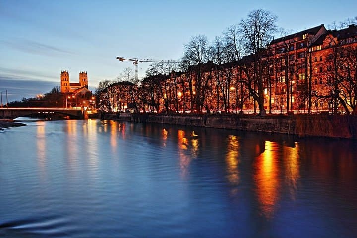 Prague to Munich Private Transfer with 2 hours of Sightseeing