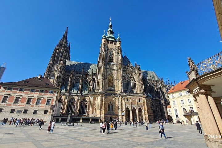 Complete Prague Tour in Spanish with Food and Boat
