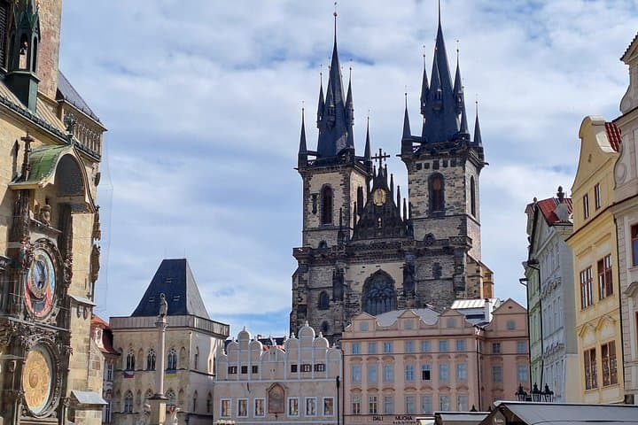Prague Essentials Tour in Spanish in Small Group